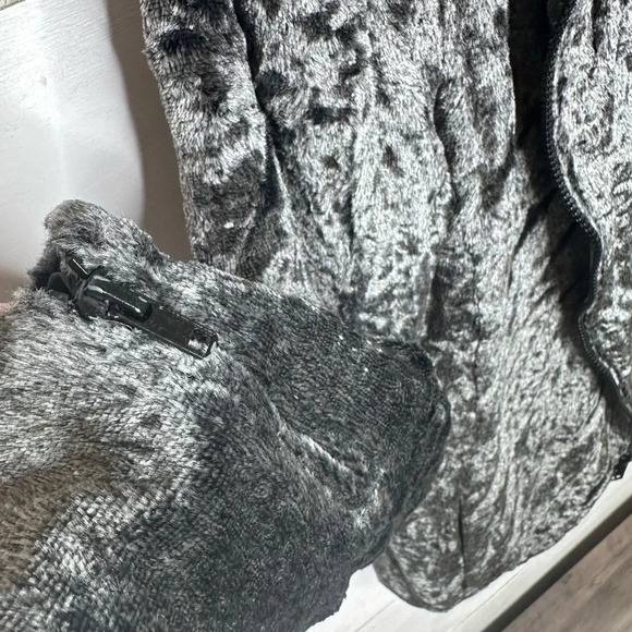 Y2K Oscar De La Renta Plush Soft Metallic Silver Zip Up
Moto Jacket - Picture 8 of 9